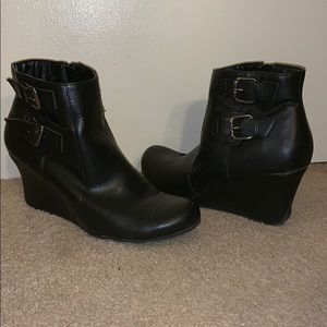 KENNETH COLE REACTION WEDGES